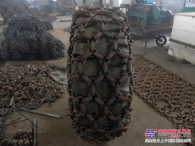 路面工程中的神器 鏟運機輪胎防滑鏈與裝載機輪胎保護鏈的應用解析
