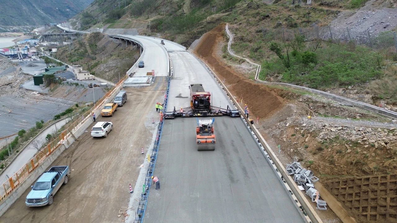 沿江高速金寧段路面施工啟動，交通動脈邁入嶄新階段